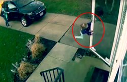 Video: घर का दरवाजा खोलते ही हवा में उड़ गई छोटी बच्ची, देखती रह गई मां