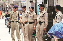 VIDEO: युवक को जमीन पर पटक चेहरे पर पत्थर से ताबड़तोड़ वार, एमपी पुलिस का अमानवीय चेहरा वायरल