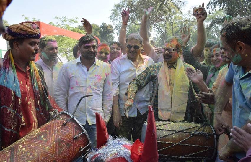 holi, holi celebrations, holi photos, holi pics, holi celebration photos, holi pictures, arvind kejriwal holi, govinda holi, shivraj singh chauhan holi, kailash kher holi, tejpratap yadav holi, mukhtar abbad naqvi holi, holi news