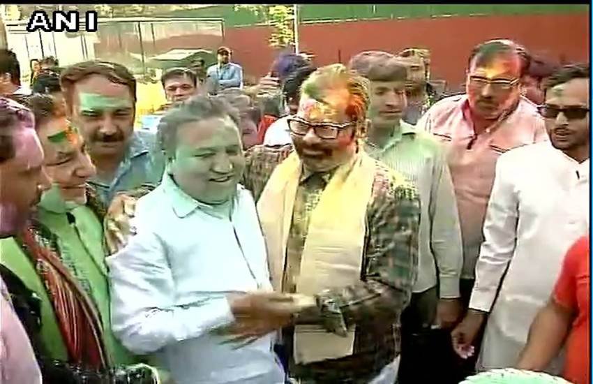 holi, holi celebrations, holi photos, holi pics, holi celebration photos, holi pictures, arvind kejriwal holi, govinda holi, shivraj singh chauhan holi, kailash kher holi, tejpratap yadav holi, mukhtar abbad naqvi holi, holi news