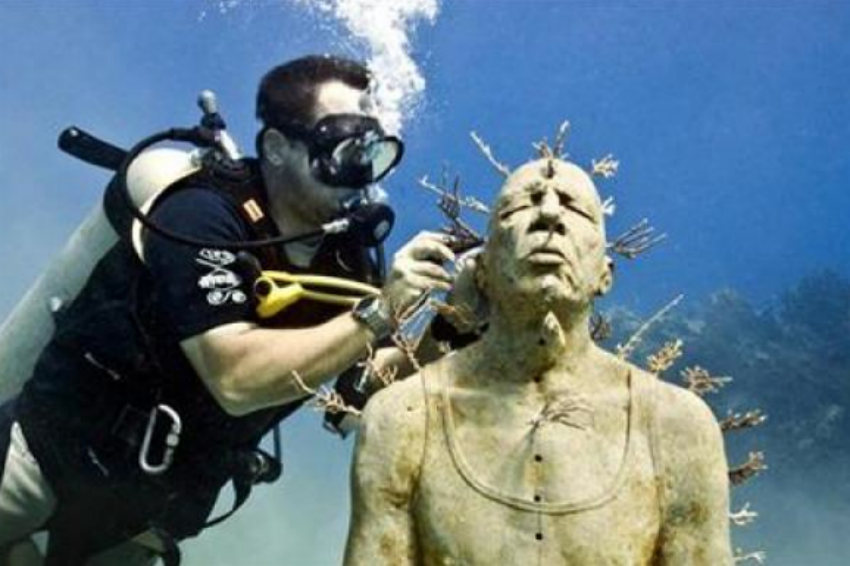 इस समुद्री म्यूजियम में कई मूर्तियां तो ऐसी हैं जिनका वजन 120 टन से भी ज्यादा है।