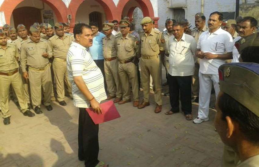 24 मार्च को लखनऊ के मड़ियांव थाने में स्टाफ को स्वच्छता की शपथ दिलाते कोतवाल नागेश मिश्रा।
