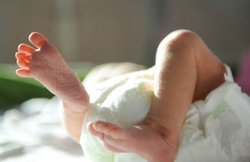 हॉस्पिटल में महिला का डॉक्टरों ने नहीं किया इलाज, बाहर सड़क पर ही दिया बच्चे को जन्म