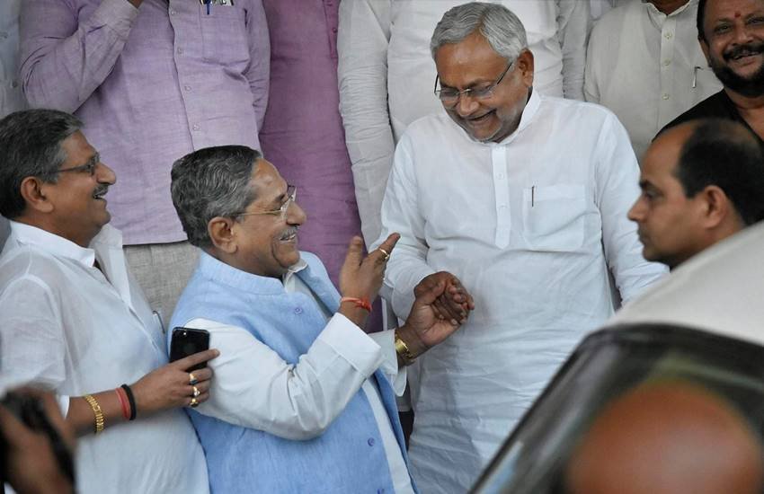 मुख्यमंत्री नीतीश कुमार के साथ बीजेपी के विधायक नंद किशोर यादव (Image Source: PTI)