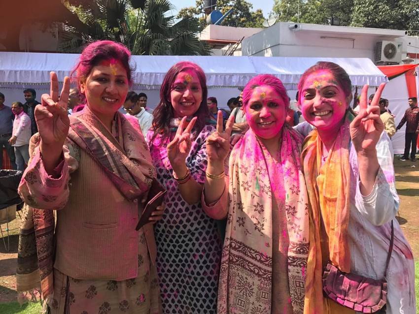 holi, holi celebrations, holi photos, holi pics, holi celebration photos, holi pictures, arvind kejriwal holi, govinda holi, shivraj singh chauhan holi, kailash kher holi, tejpratap yadav holi, mukhtar abbad naqvi holi, holi news