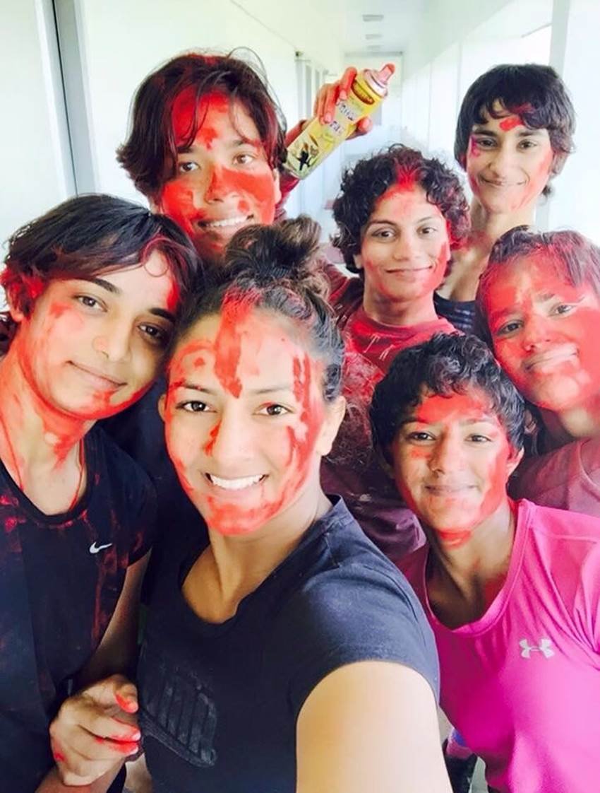 holi, holi celebrations, holi photos, holi pics, holi celebration photos, holi pictures, arvind kejriwal holi, govinda holi, shivraj singh chauhan holi, kailash kher holi, tejpratap yadav holi, mukhtar abbad naqvi holi, holi news