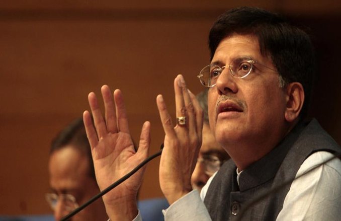 वीडियो: RPSF जवानों ने ट्रेन पकड़ने के चक्कर में फिसले शख्स की बचाई जान, रेलमंत्री ने की तारीफ