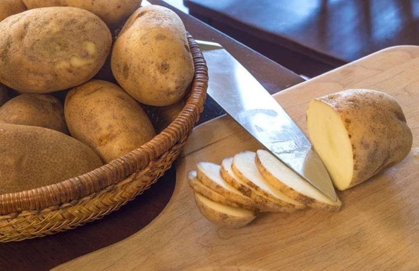 चेहरे की चमक बढ़ा सकता है आलू, इसके रस का ऐसे करें इस्तेमाल