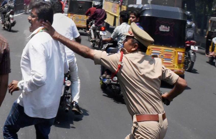 आरक्षण के विरोध में प्रदर्शऩ करने वाले बीजेपी कार्यकर्ता गिरफ्तार। (PTI Photo)