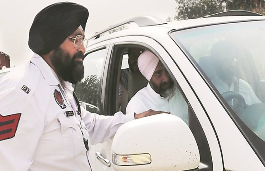 पंजाब के वित्त मंत्री मनप्रीत बादल ने दो ट्रैफिक पुलिसवालों को रिश्वत लेते रंगे हाथों पकड़ा।