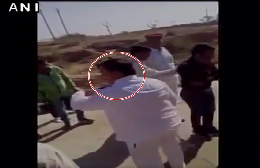 गाड़ियों को निकलने का इशारा करते हुए विधायक (Source: ANI वीडियोग्रैब)