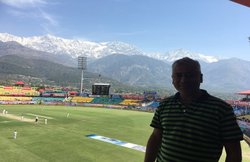 धर्मशाला में क्रिकेट मैच देख रहे राजदीप सरदेसाई ने टीम इंडिया की जीत के लिए किया ट्वीट, लोगों ने कर दी खिंचाई