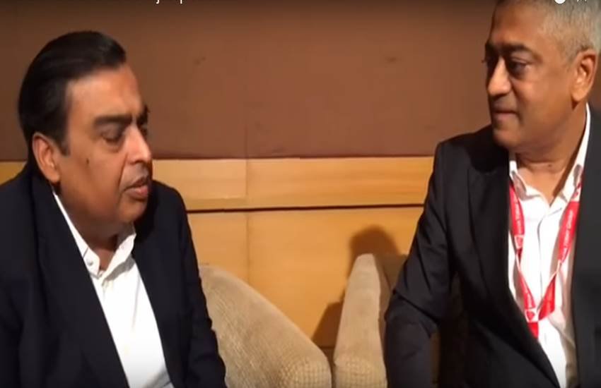 इंडिया टुडे कॉन्क्लेव में रिलायंस समूह के चेयरमैन मुकेश अंबानी का इंटरव्यू करते राजदीप सरदेसाई।