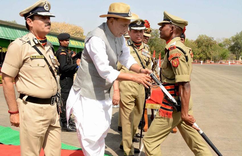 बीएसएफ जवान को सम्मानित करते गृहमंत्री राजनाथ सिंह।