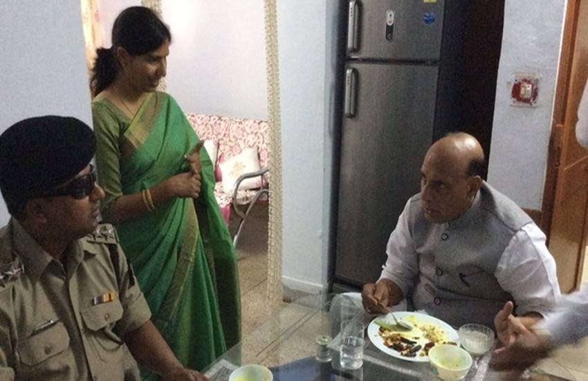 बीएसएफ कमांडेंट संदीप मिश्रा के घर जाकर गृहमंत्री राजनाथ सिंह ने लंच भी किया। 