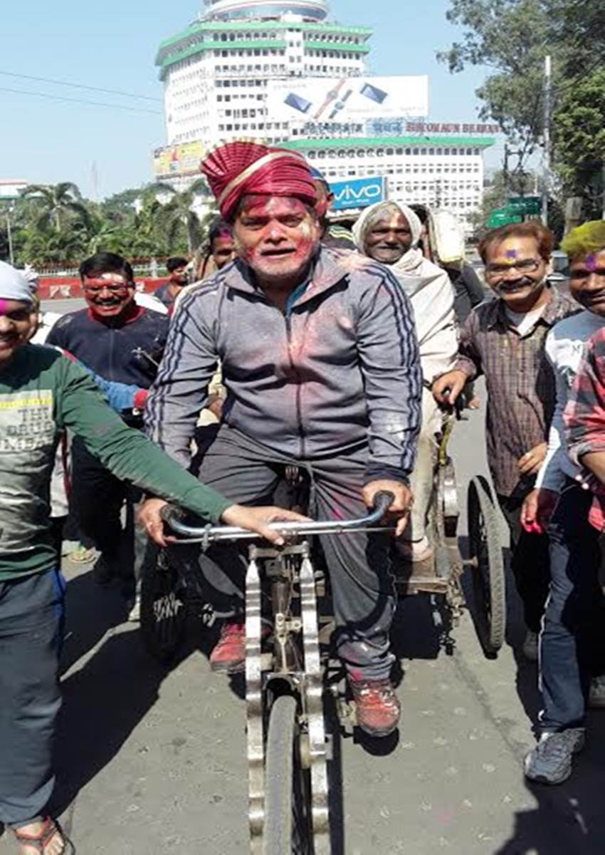 holi, holi celebrations, holi photos, holi pics, holi celebration photos, holi pictures, arvind kejriwal holi, govinda holi, shivraj singh chauhan holi, kailash kher holi, tejpratap yadav holi, mukhtar abbad naqvi holi, holi news