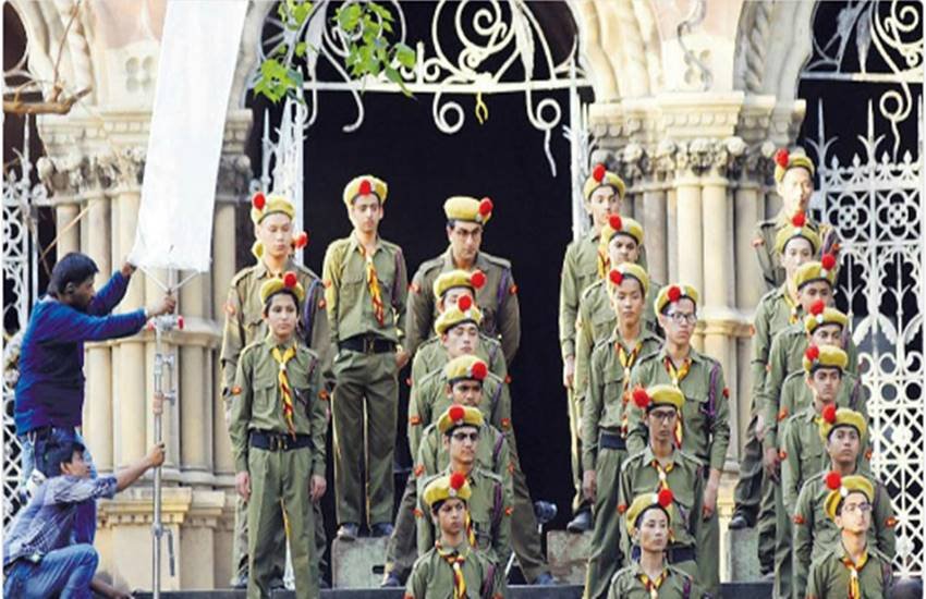 इस तस्वीर में वह स्काउट बॉय की यूनीफॉर्म में खड़े हैं जिसमें कोई भी उन्हें आसानी से पहचान नहीं पाएगा। 
