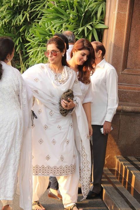 ट्विंकल खन्ना अपनी मां डिंपल कपाड़िया के साथ वहां पहुंची।