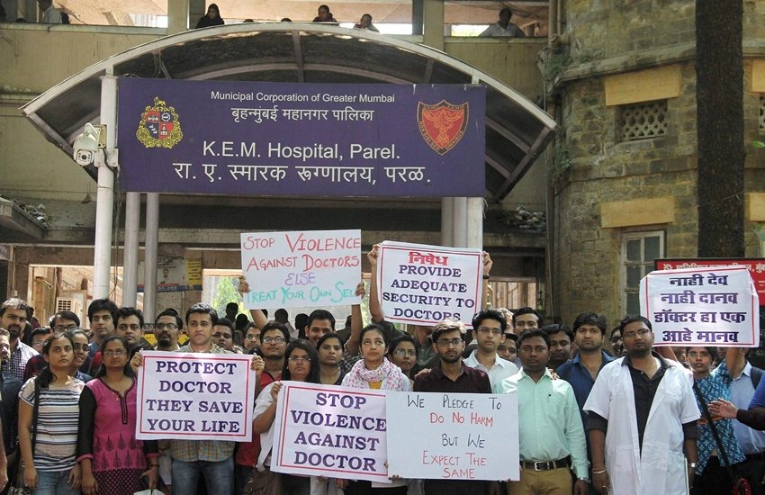 मुंबई में डॉक्टरों की हड़ताल के दौरान की तस्वीर (PTI Photo)