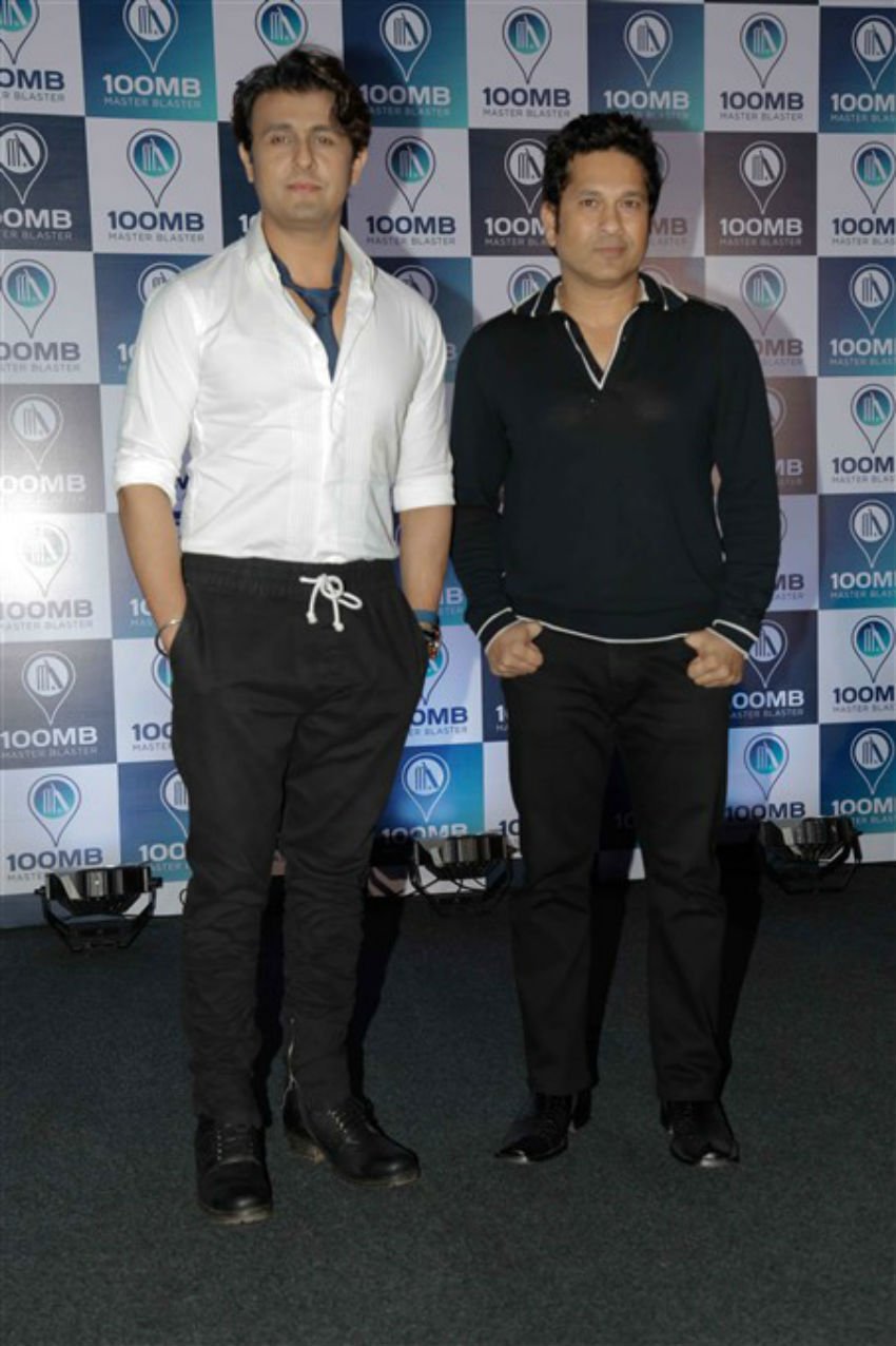 फंक्शन में सचिन के साथ सिंगर सोनू निगम भी दिखे।