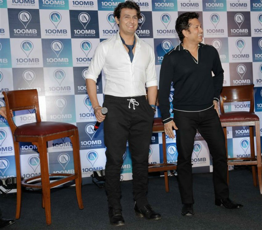 सचिन तेंदुलकर और सोनू निगम इस दौरान मस्ती करते हुए भी दिखे।