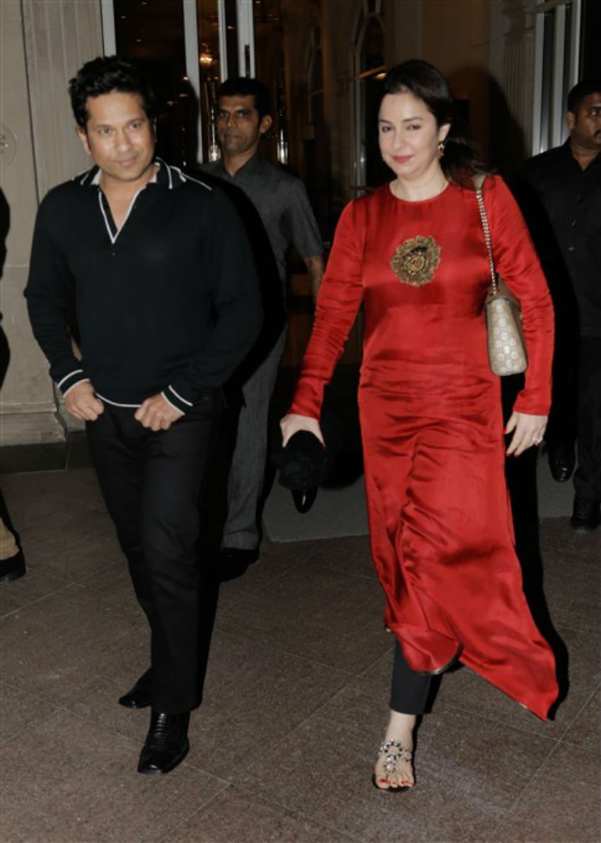 30 मार्च को मुम्बई में आयोजित एक फंक्शन के दौरान सचिन तेंदुलकर अपनी पत्नी अंजली सहित शामिल हुए।