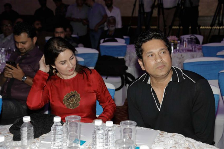 पत्नी अंजली के साथ फंक्शन का मजा लेते सचिन।