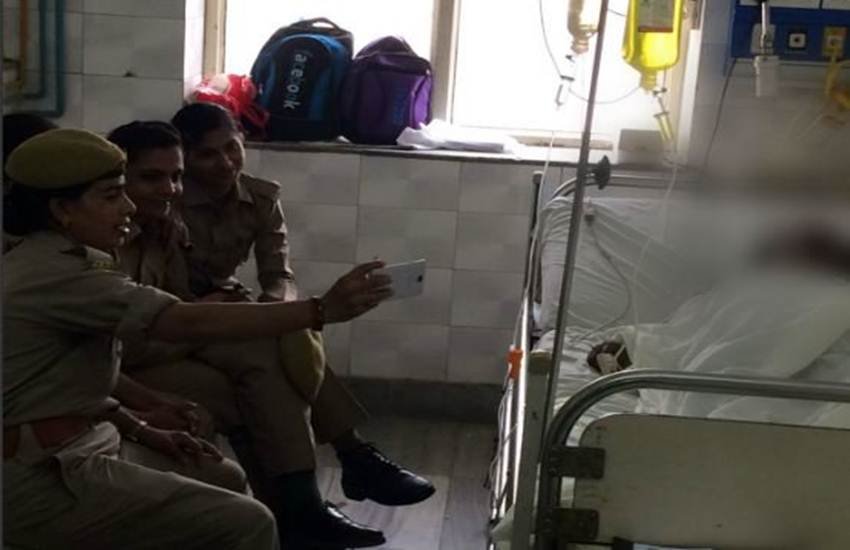गैंगरेप और एसिड अटैक पीड़िता के सामने सेल्फी लेने में 3 महिला पुलिसकर्मी सस्पेंड। (ANI Photo)