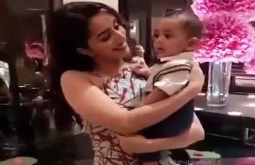 इस वीडियो मे श्रद्धा ने एक बच्चे को अपनी गोद में पकड़ा हुआ है।