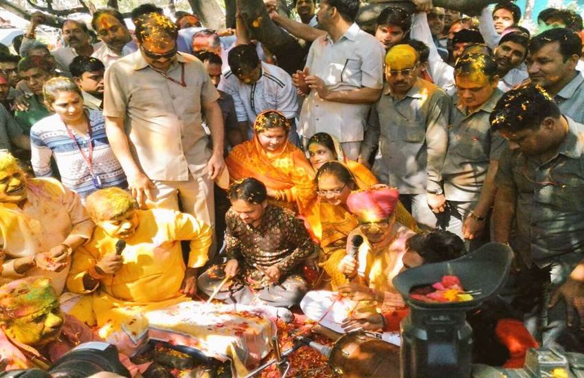 holi, holi celebrations, holi photos, holi pics, holi celebration photos, holi pictures, arvind kejriwal holi, govinda holi, shivraj singh chauhan holi, kailash kher holi, tejpratap yadav holi, mukhtar abbad naqvi holi, holi news