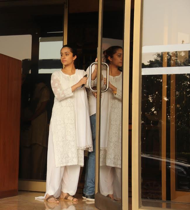 श्रद्धा कपूर पापा शक्ति कपूर के साथ यहां पहुंची थीं।