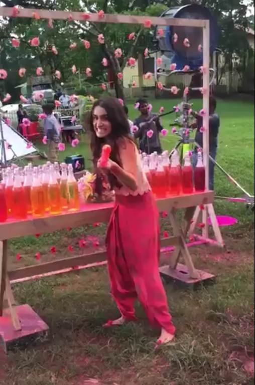 पिचकारी से रंग उड़ातीं श्रद्धा कपूर।