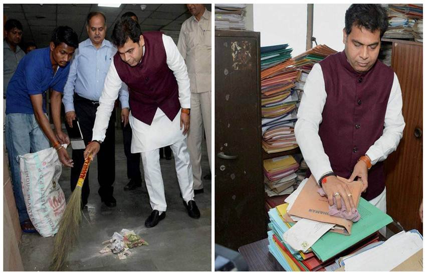 शक्ति भवन में अपने दफ्तर की साफई करते हुए श्रीकांत शर्मा (Source :PTI)
