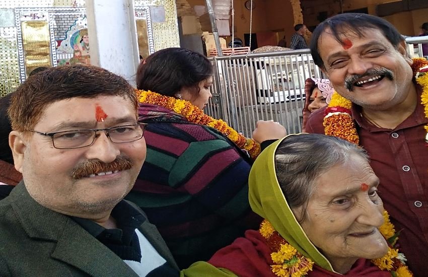 श्याम खाटू जी के मंदिर में पूजा के लिए पहुंचे श्रद्धालु।