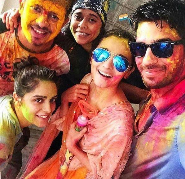 अपने दोस्तों के साथ आलिया और सिद्धार्थ।