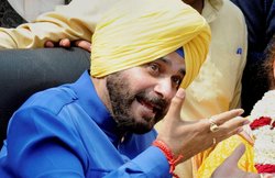 ‘नवजोत सिंह सिद्धू टीवी पर नहीं आ सकते हैं तो बाबुल सुप्रियो मंत्री होकर क्यों गा रहे हैं गाना’