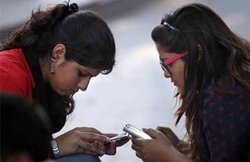 स्मार्टफोन का इस्तेमाल आपको दे सकता है ये 5 बीमारियां