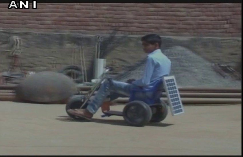 सॉलर पावर से चलने वाली कार बनाना उसका सपना है। (Source photo: ANI)