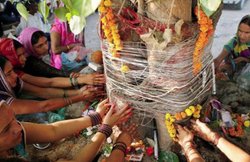 सोमवती अमावस्या कथा: अपनी मांग के सिंदूर से धोबिन ने मिटाई थी लड़की के वैधव्य की लकीर