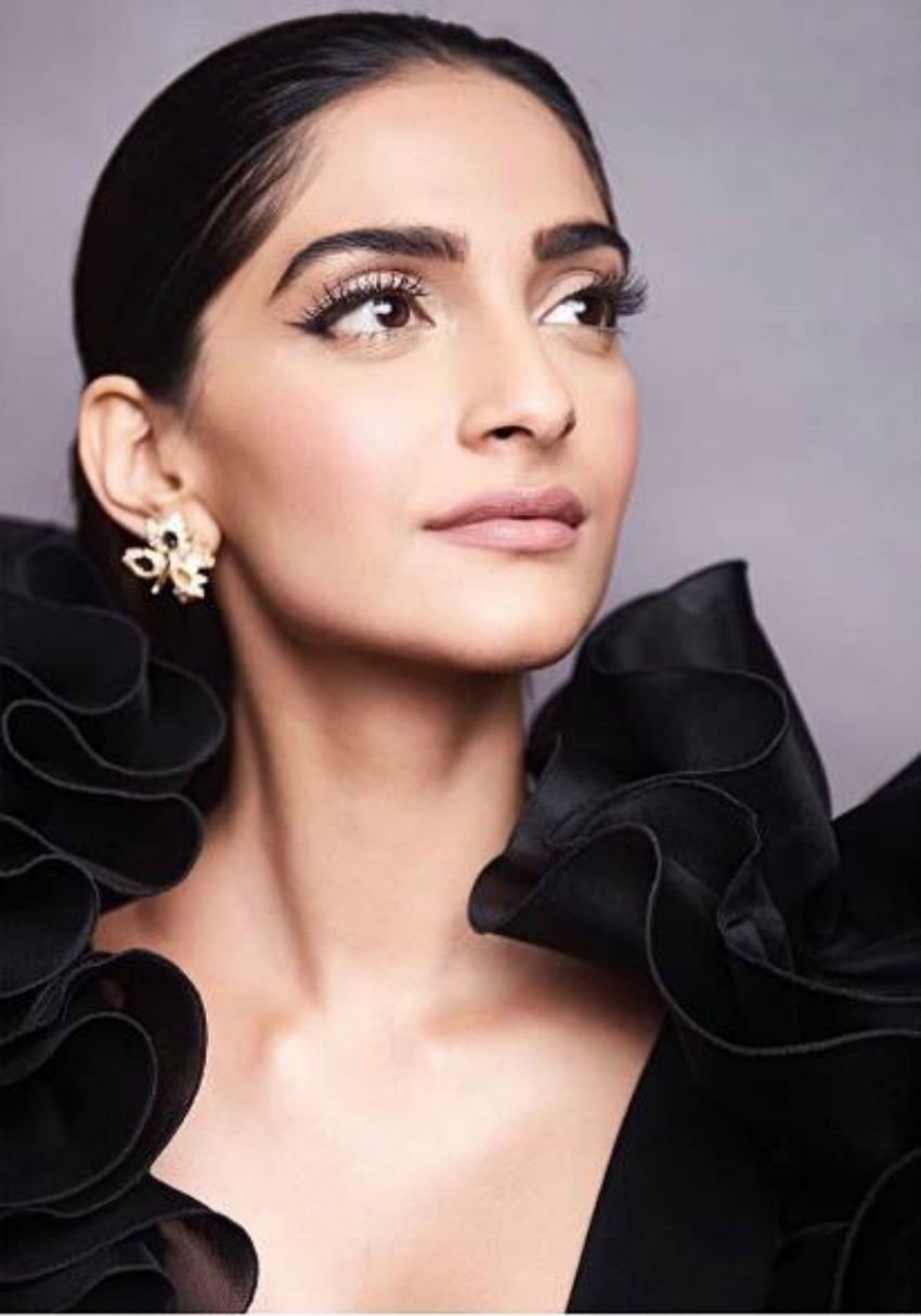 Sonam Kapoor, Sonam Kapoor Hot Photos, Sonam Kapoor Cleavage, Sonam Kapoor Sexy Photos, Sonam Kapoor Sexy wallapapers, Sonam Kapoor Boobs, Sonam Kapoor Breasts, Sonam Kapoor Body Shammed, Sonam Kapoor Body shamming, Sonam Kapoor Cleavage Photos, Mid day Sonam Kapoor, deepika padukone, entertainment, India
