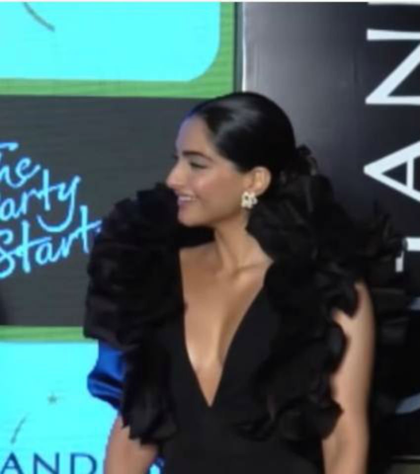 Sonam Kapoor, Sonam Kapoor Hot Photos, Sonam Kapoor Cleavage, Sonam Kapoor Sexy Photos, Sonam Kapoor Sexy wallapapers, Sonam Kapoor Boobs, Sonam Kapoor Breasts, Sonam Kapoor Body Shammed, Sonam Kapoor Body shamming, Sonam Kapoor Cleavage Photos, Mid day Sonam Kapoor, deepika padukone, entertainment, India