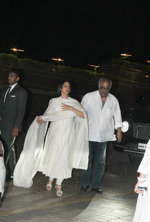 श्रीदेवी अपने पति बोनी कपूर के साथ यहां पहुंचीं।