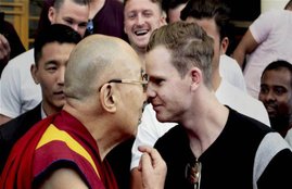 steve smith, dalai lama, australian cricket team, dharamshala test, धर्मशाला टेस्‍ट, स्टीव स्मिथ, ऑस्‍ट्रेलियाई क्रिकेट टीम, दलाई लामा, ind vs aus, india vs australia test, steve smith dalai lama, australia cricket team meet dalai lama, australia tour of india, Indian cricket team, virat kohli, cricket news