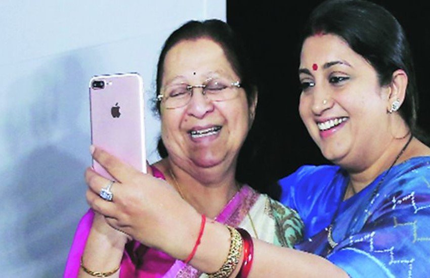 
केंद्रीय कपड़ा मंत्री के साथ स्पीकर सुमित्रा महाजन। Renuka Puri
