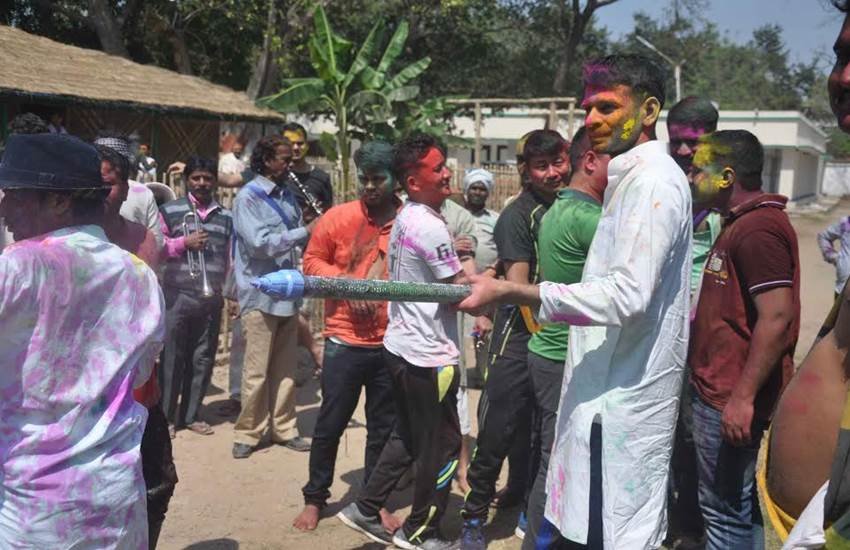 holi, holi celebrations, holi photos, holi pics, holi celebration photos, holi pictures, arvind kejriwal holi, govinda holi, shivraj singh chauhan holi, kailash kher holi, tejpratap yadav holi, mukhtar abbad naqvi holi, holi news