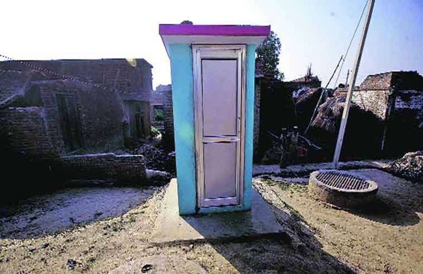 जिले में प्रशासन तानाशाही कार्रवाई करके लोगों को शौचालय निर्माण के लिए प्रेरित कर रही है। 