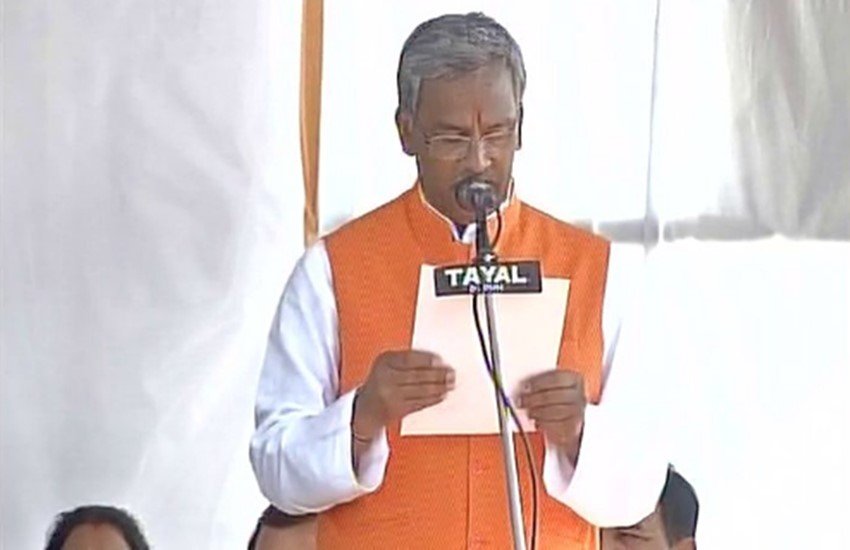 उत्तराखंड सीएम की शपथ लेते हुए त्रिवेंद्र सिंह रावत। (Photo Source: ANI)