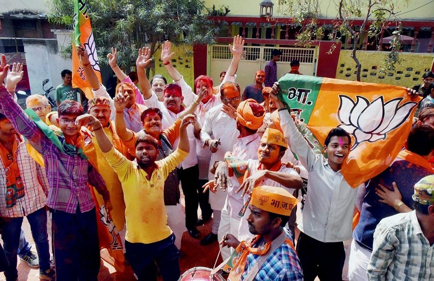 चुनावों में जीत के बाद जश्न मनाते बीजेपी कार्यकर्ता (Source-PTI)
