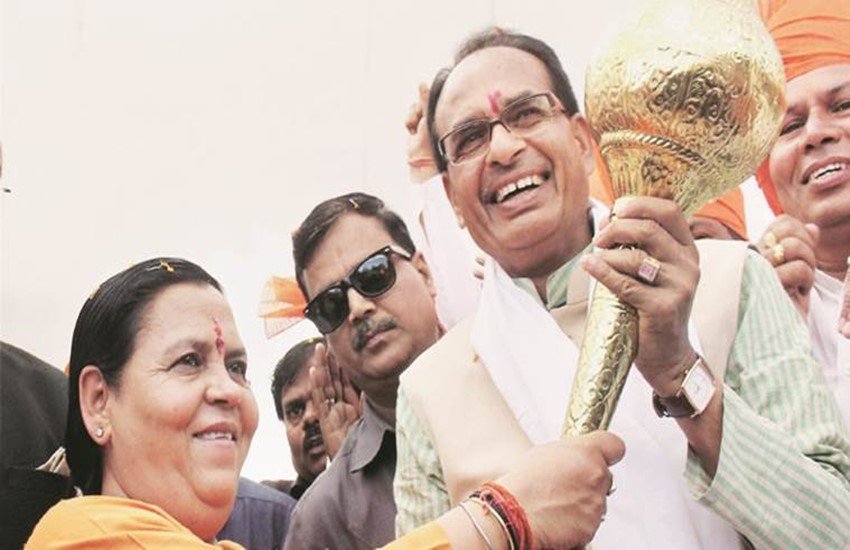 मध्य प्रदेश के सीएम शिवराज सिंह चौहान के साथ केंद्रीय मंत्री उमा भारती। (PTI Photo) मध्य प्रदेश के सीएम शिवराज सिंह चौहान के साथ केंद्रीय मंत्री उमा भारती। (PTI Photo)