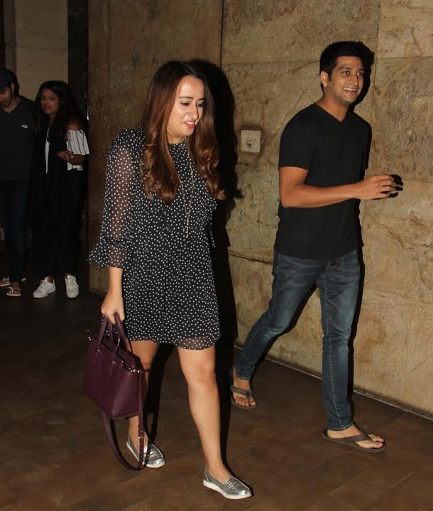 इस तस्वीर में आप नताशा को बाहर आगे और वरुण को पीछे किसी और के साथ बाहर आते देख सकते हैं।